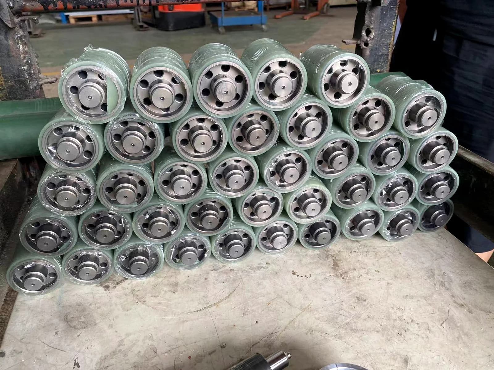 批量堆放的浅绿色工业聚氨酯辊轮组件
